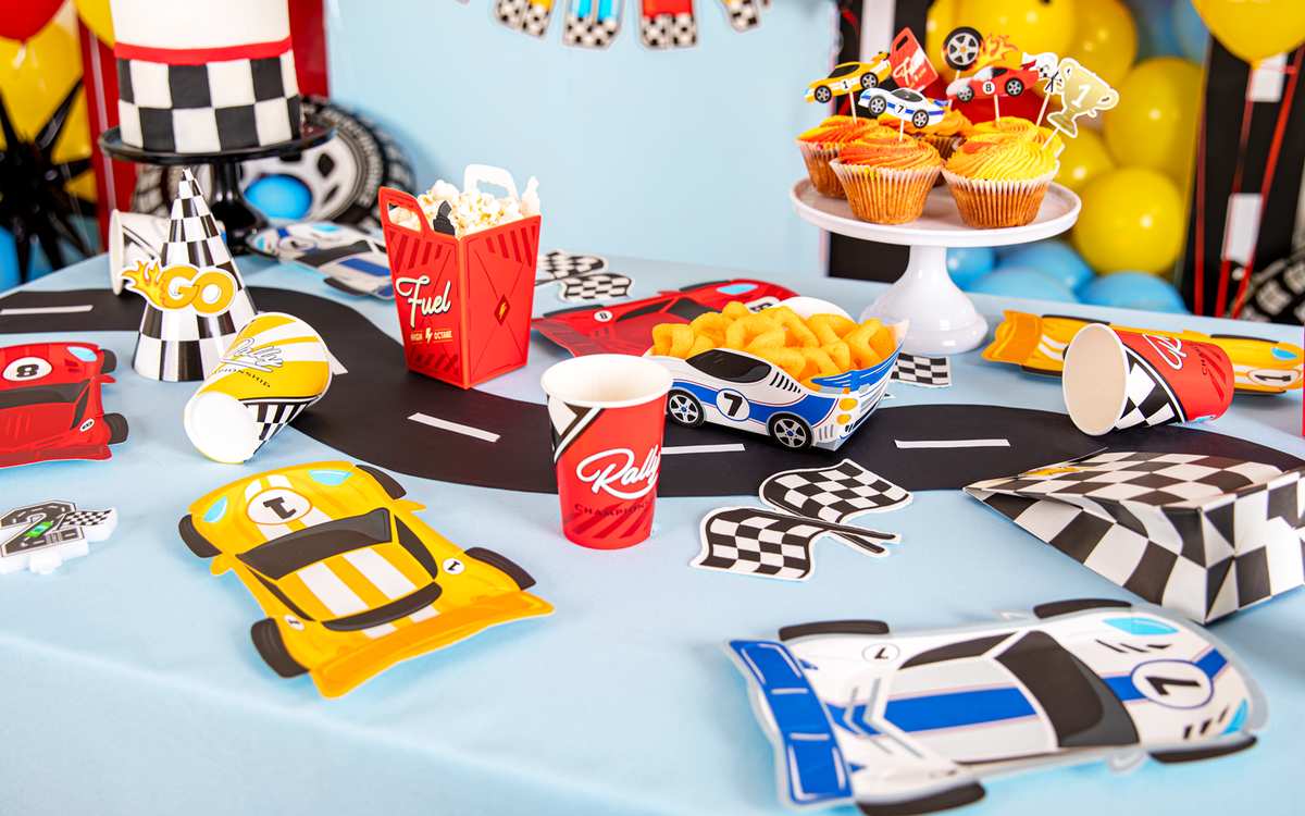 Racingbilar och målflaggor som cupcake toppers till bilkalas