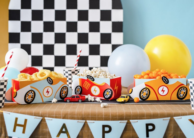 Snackboxar formade som racingbilar till racingkalas