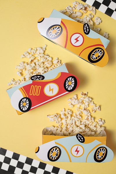 Racingbil snackboxar med popcorn till racingkalas