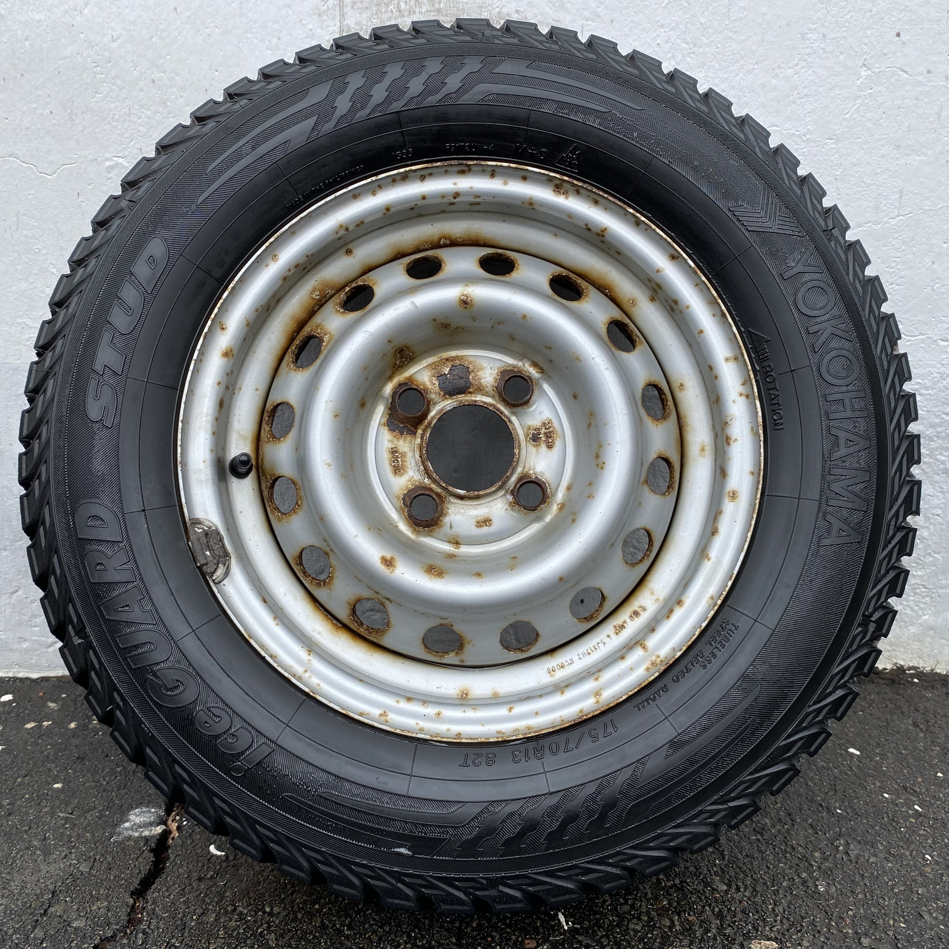 Kompletta Vinterhjul DUBB 2 st | SLÄP 4x100 5x13 ET30 57.1 + 175/70 R13 82T Yokohama Ice Guard Stud | V26-2010 | 7.7 mm | 7.7 mm - 4