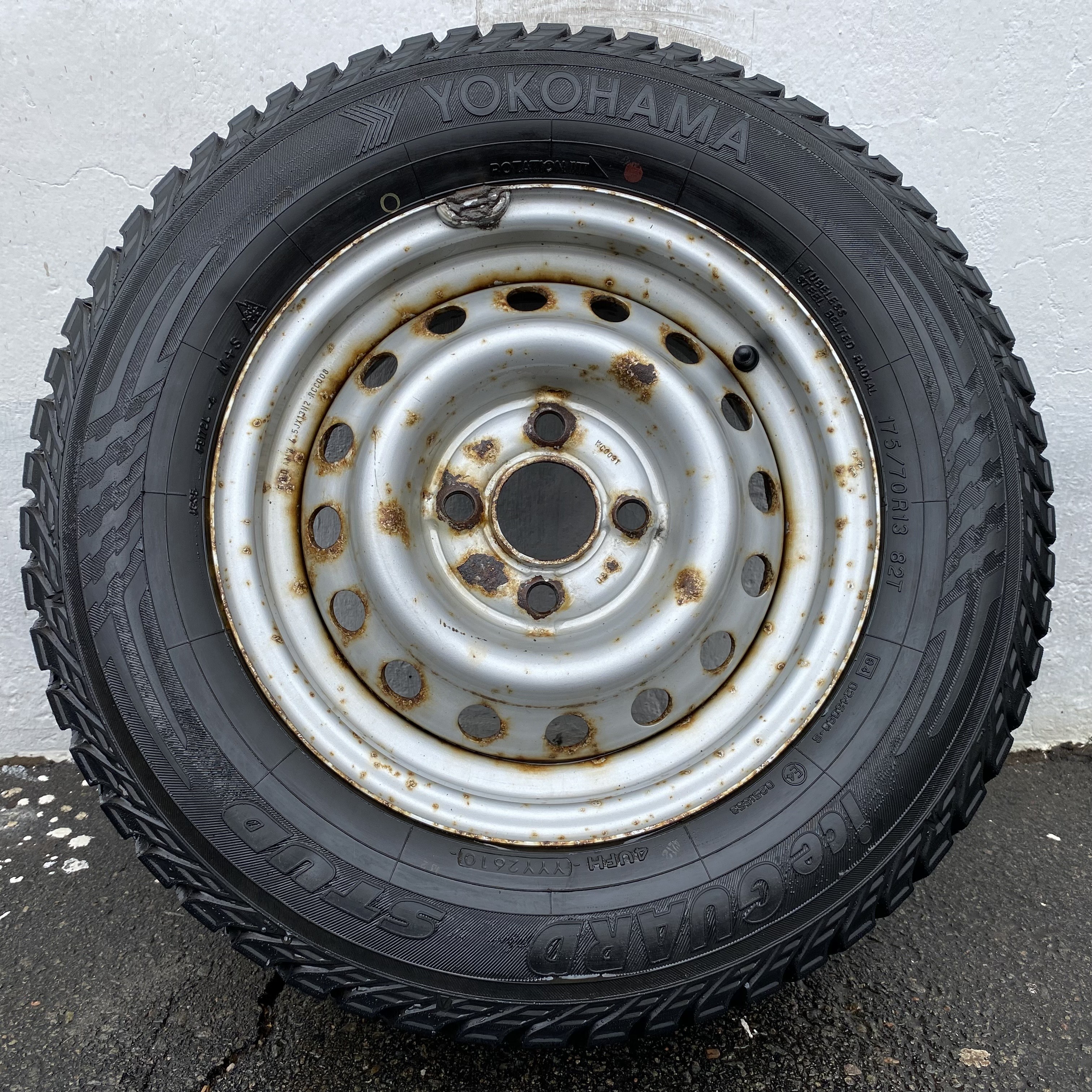 Kompletta Vinterhjul DUBB 2 st | SLÄP 4x100 5x13 ET30 57.1 + 175/70 R13 82T Yokohama Ice Guard Stud | V26-2010 | 7.7 mm | 7.7 mm - 3