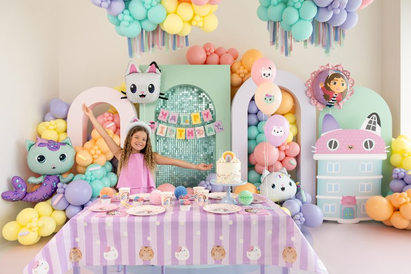 Gabby's Dollhouse bordsduk på färgglatt barnkalas