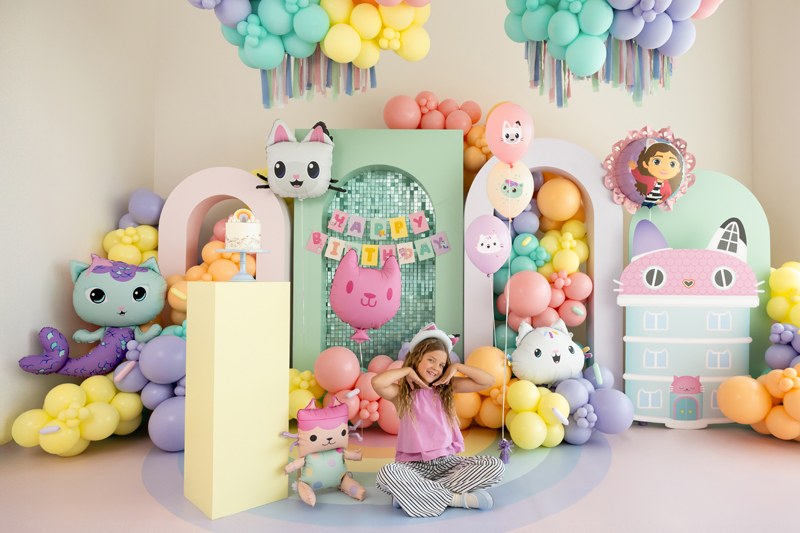 Gabby's Dollhouse kalas med Baby Box och kattballong