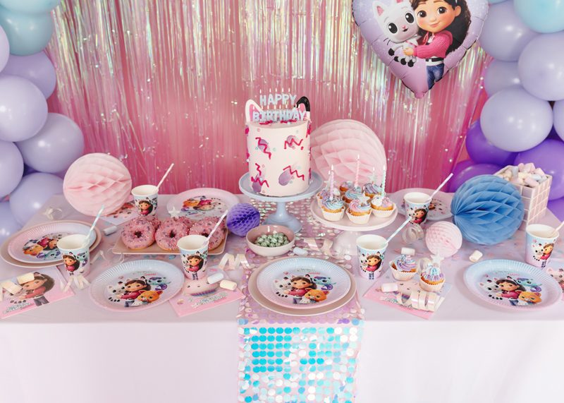 Gabby's Dollhouse dukning med tallrikar och muggar till barnkalas