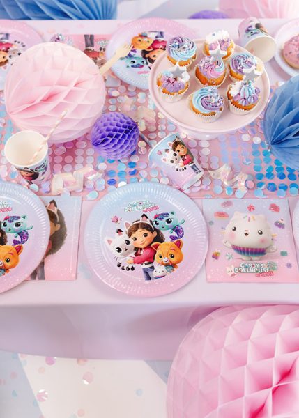 Gabby's Dollhouse kalasdukning med servetter och tallrikar