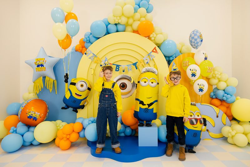 Minions kalas med folieballong Mel och gula blå ballonger