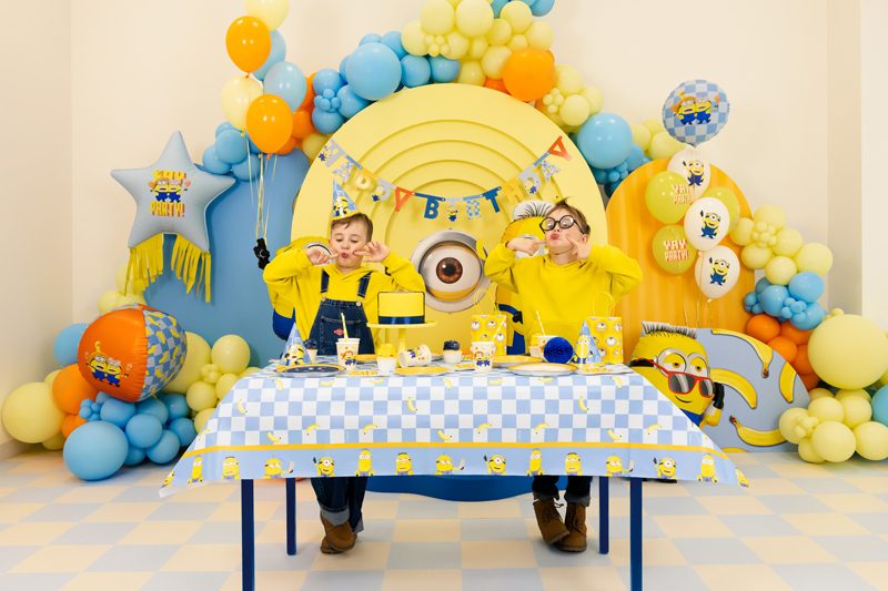 Minions kalas med rund folieballong och kalasdukning