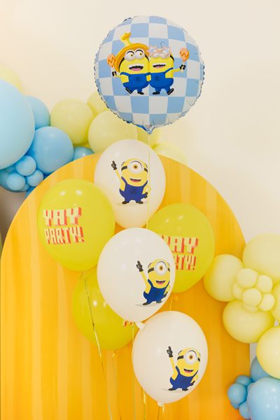 Rund Minions folieballong i gul blå ballongbukett