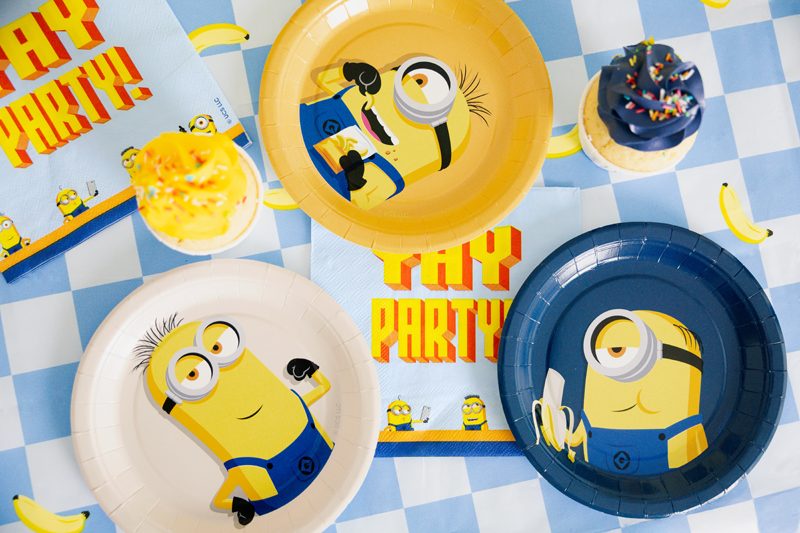 Minions papptallrikar i gul blå och vit kalasdukning