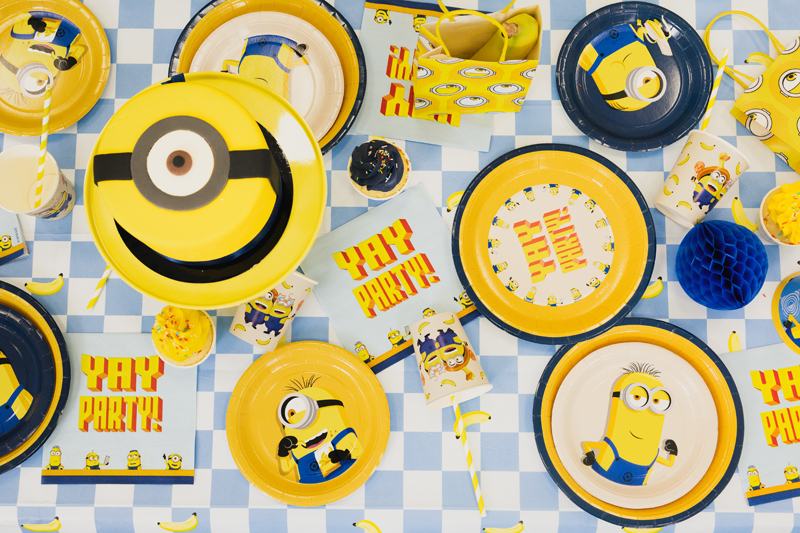 Minions kalas med papptallrikar och matchande kalasdukning