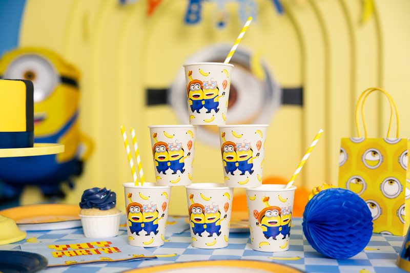 Minions pappmuggar i färgglad Minions kalasdukning