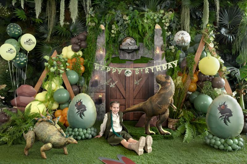 Jurassic World kalas med dinosaurieballonger och dekorationer