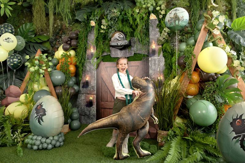 Jurassic World kalas med stor T-Rex folieballong och dinosauriedekorationer