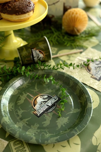 Jurassic World papptallrik med dinosauriemotiv på kalasbord