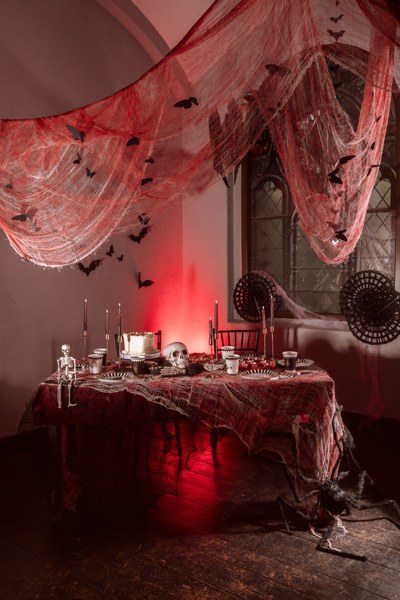 Svarta spindelnätsrosetter som hängande Halloween-dekoration