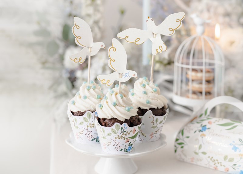 Vita duvor som cupcake toppers på dop
