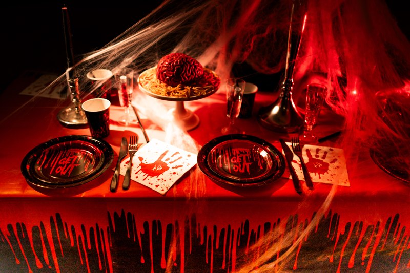 Halloween dukning med blodiga servetter och skräckdekorationer