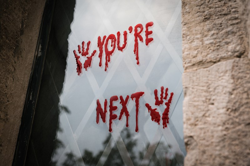 You’re Next blodig Halloween dekoration på fönster
