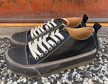 Rymliga sneakers från  Andrea Conti, svart/brun- låg