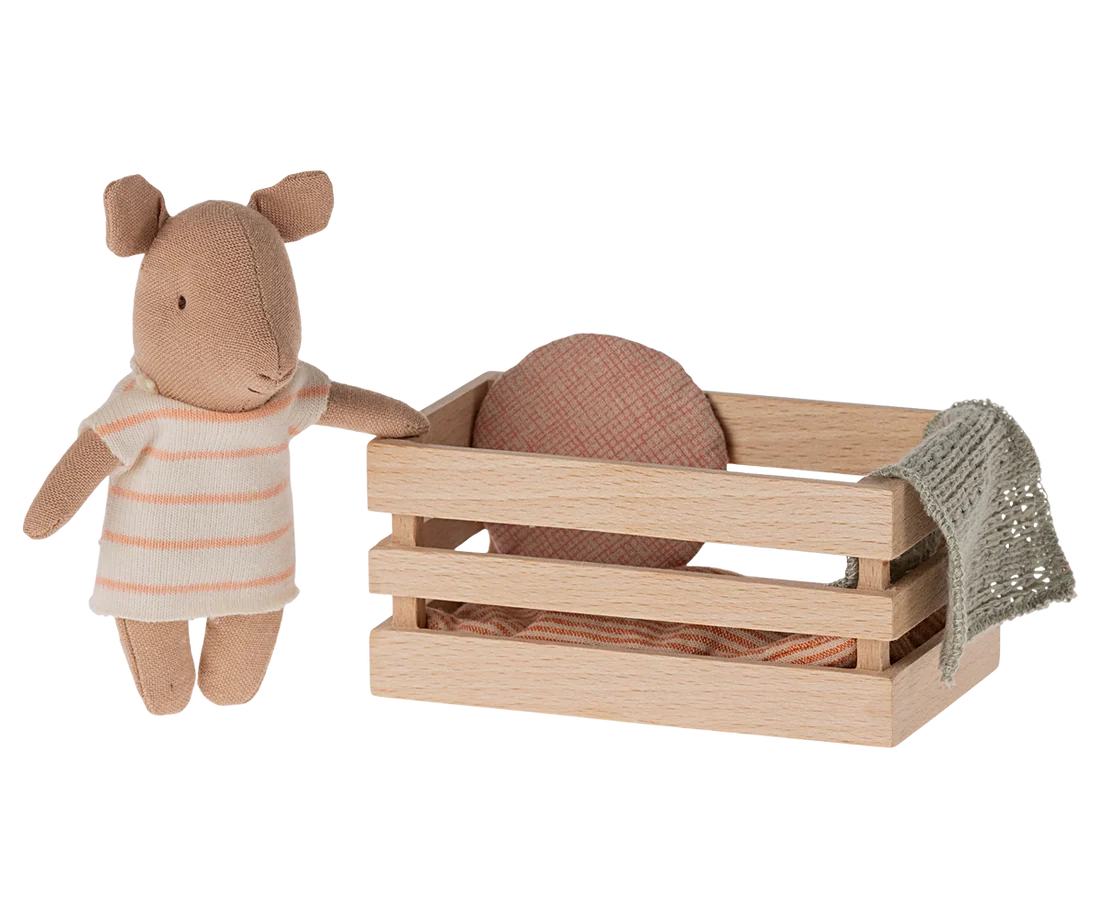 Maileg - Gris, Baby i låda - Flicka