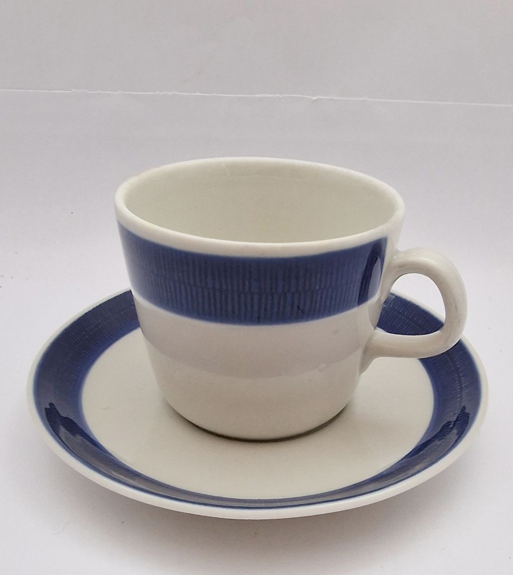 Koka blå kaffekopp med fat