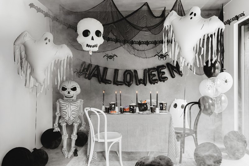 Dödskalleballong i svartvit Halloween-dekoration