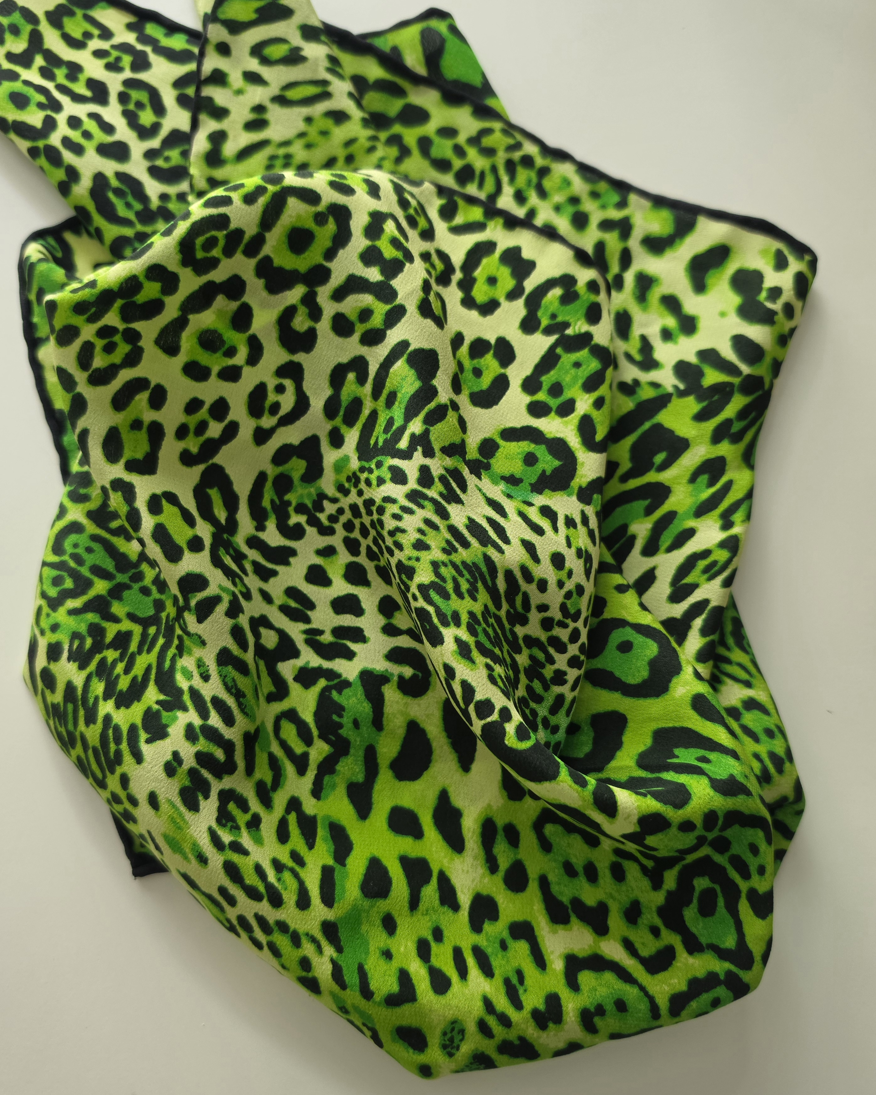 Grön leopardmönstrad sidenscarf ca 50x50 cm, Secondhand
