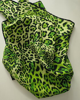 Grön leopardmönstrad sidenscarf ca 50x50 cm, Secondhand