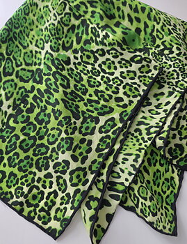 Grön leopardmönstrad sidenscarf ca 50x50 cm, Secondhand