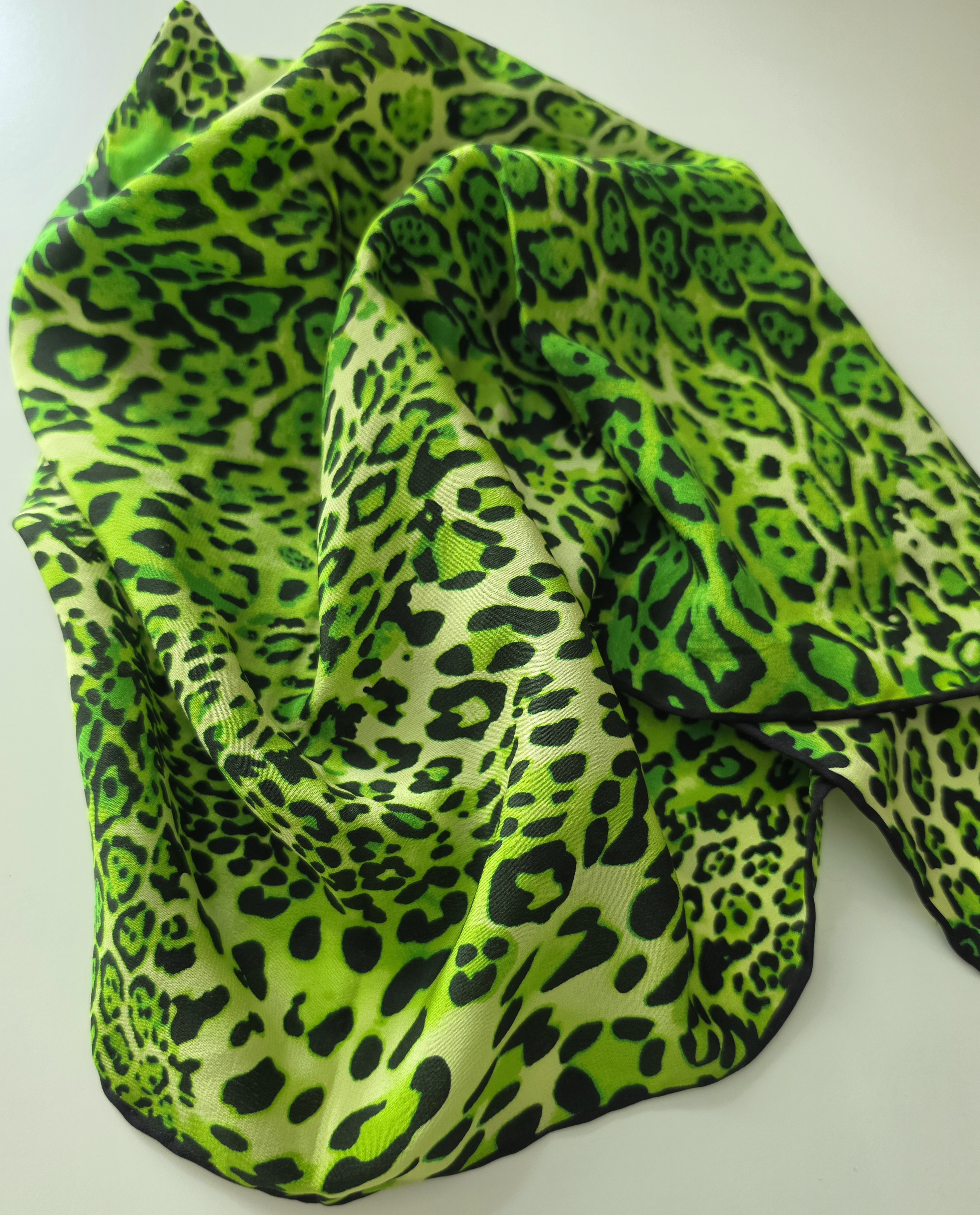 Grön leopardmönstrad sidenscarf ca 50x50 cm, Secondhand - 4