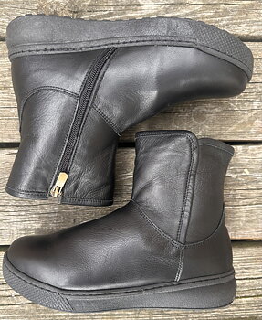Fodrad e boots  från Charlotte of sweden med bra svikt, svart