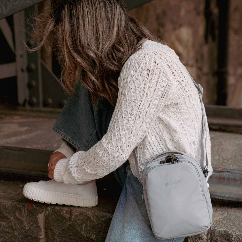 Stöldsäker axelremsväska - PACSAFE V Companion Crossbody Bag Digital Grey - 3