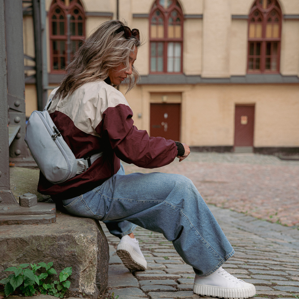 Stöldsäker väska - PACSAFE V Urban Sling  Anti-Theft Sling Pack  - 3