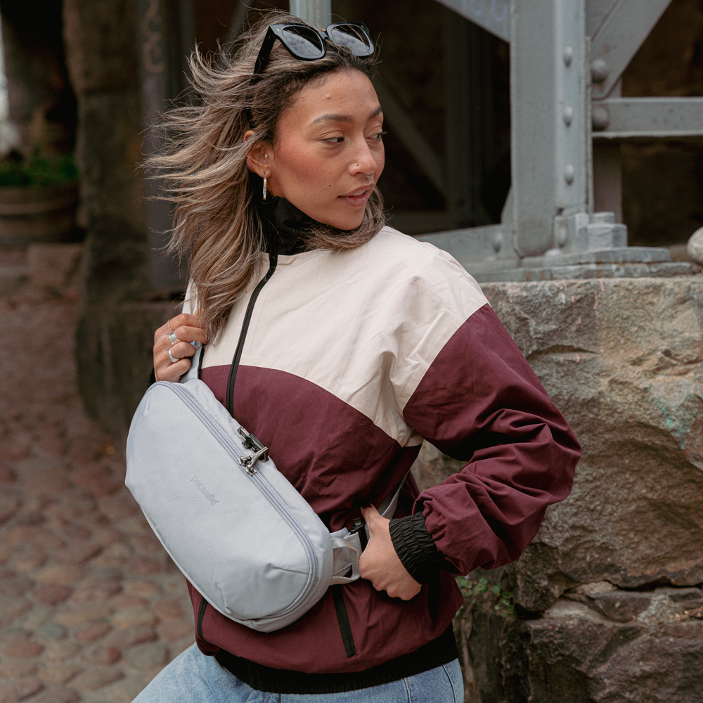 Stöldsäker väska - PACSAFE V Urban Sling  Anti-Theft Sling Pack  - 4