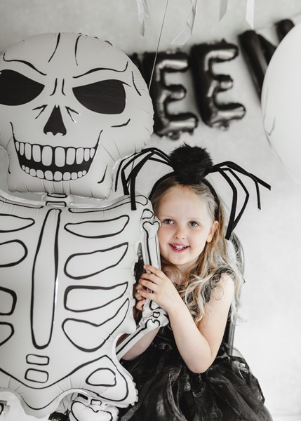 Barn med svart spindeldiadem till Halloween
