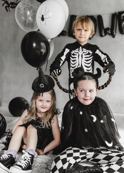 Svart häxdiadem som Halloween-utklädnad för barn