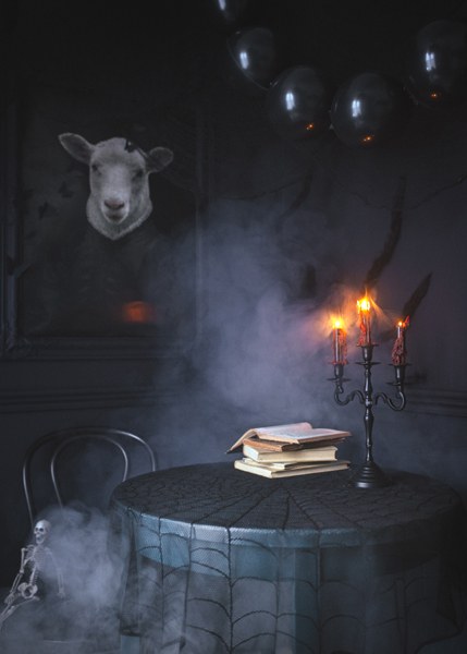 Svart spindelnätsduk på Halloweenbord med ljus
