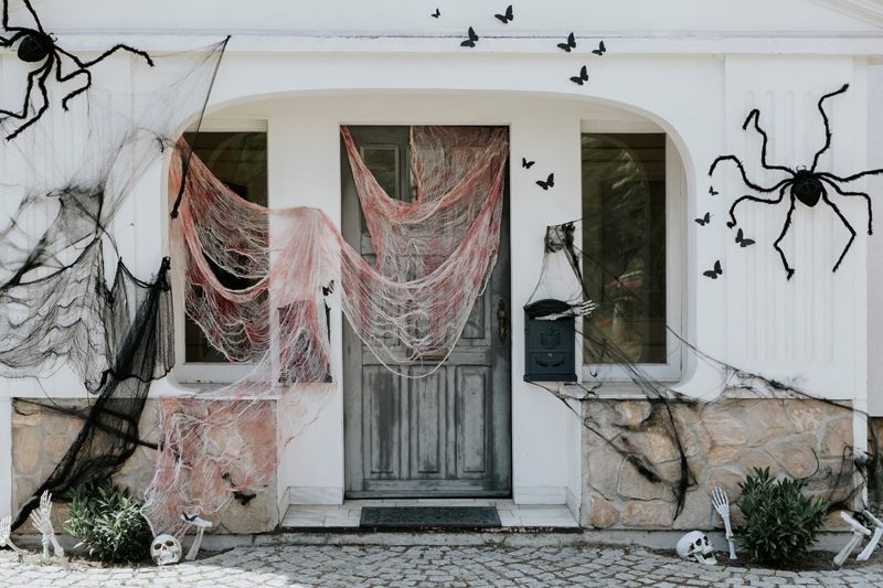 Jättespindel och spindelnät som Halloween-dekoration utomhus