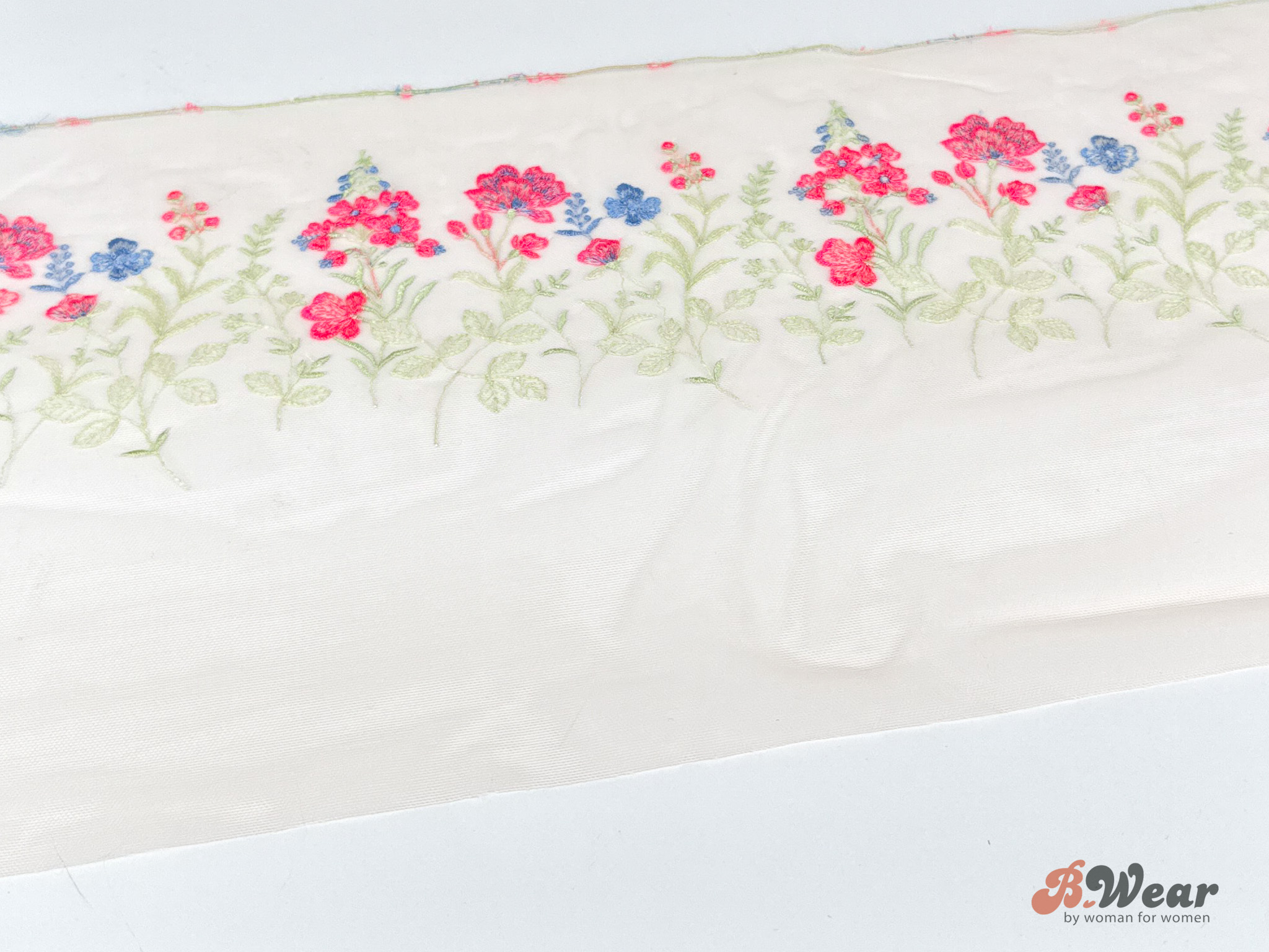 Beige stum spets med broderade blommor - 27 cm
