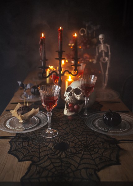Svart spindelnät bordslöpare på Halloween-dukning