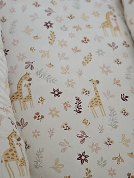 Babynest rosa med giraff och blommor- Färdigsydd