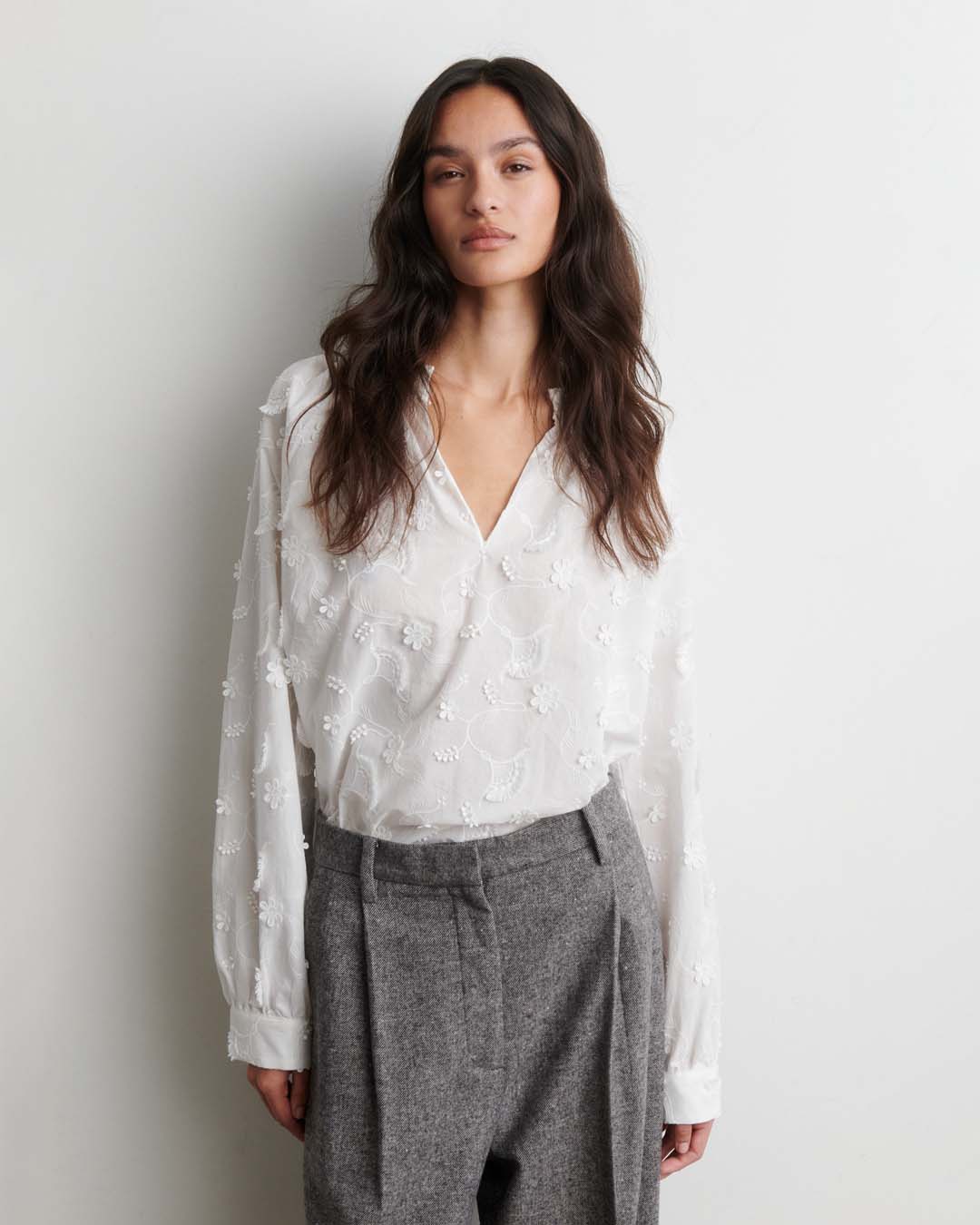 Blus Rosali broderade blommor offwhite