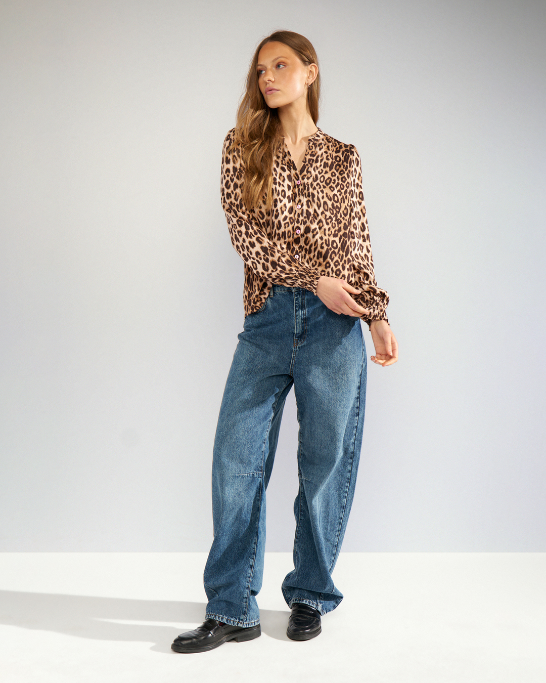 Blus Lorena v-ringad leopardmönstrad beige/brun - 5