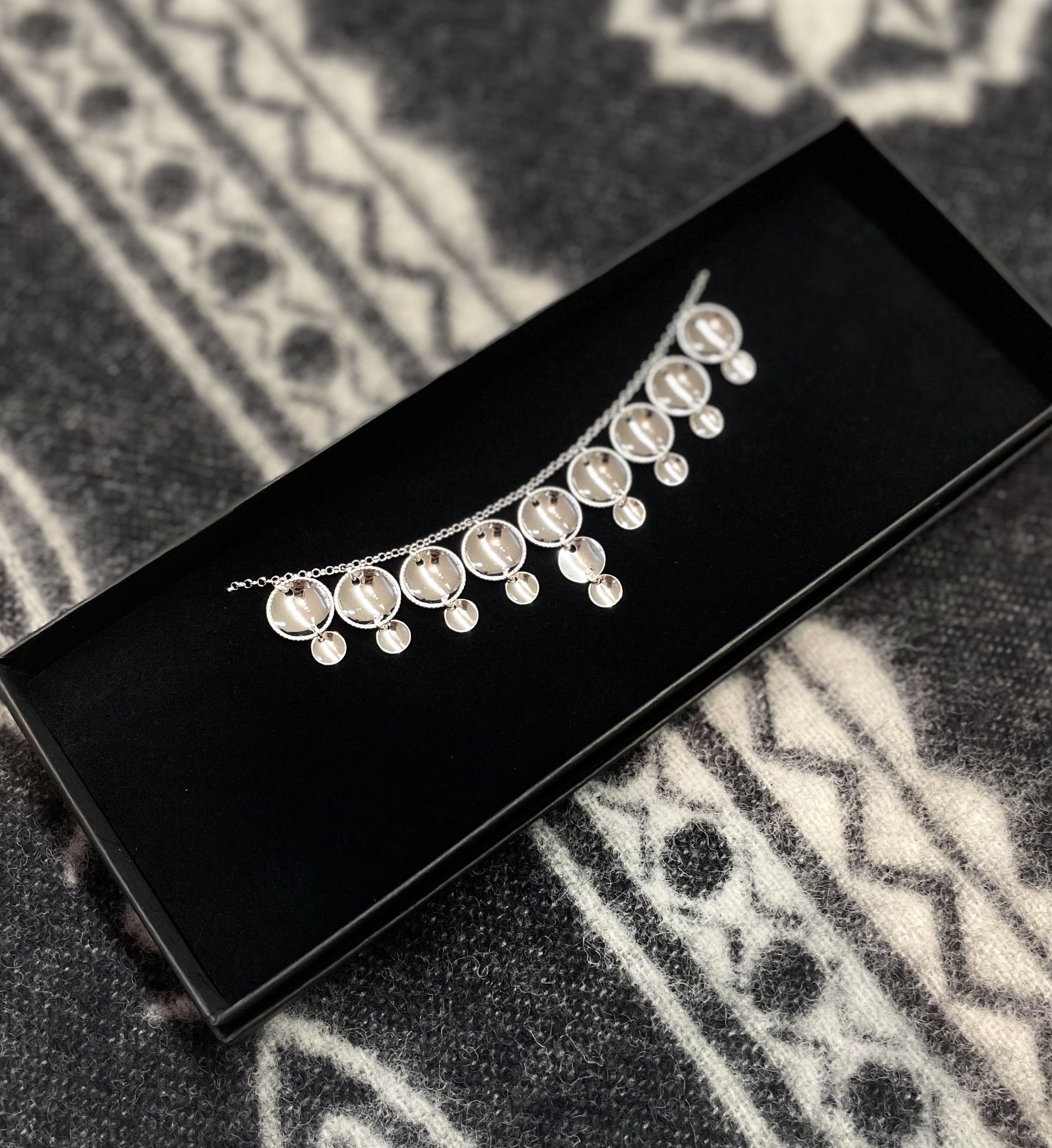 Silverhalsband med 9 löv