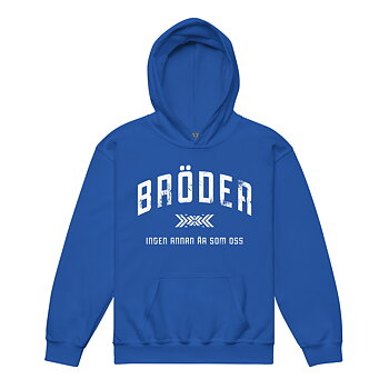 Mjuk hoodie för barn i klassisk modell med trycket ”Bröder – ingen annan är som oss” i vitt på bröstet. Mjuk fleece, dubbelfodrad huva och magficka framtill. Modellen är utan dragsko för barnets säkerhet. Finns i storlekarna 110/116–158/164. Material: 50 % bomull, 50 % polyester.