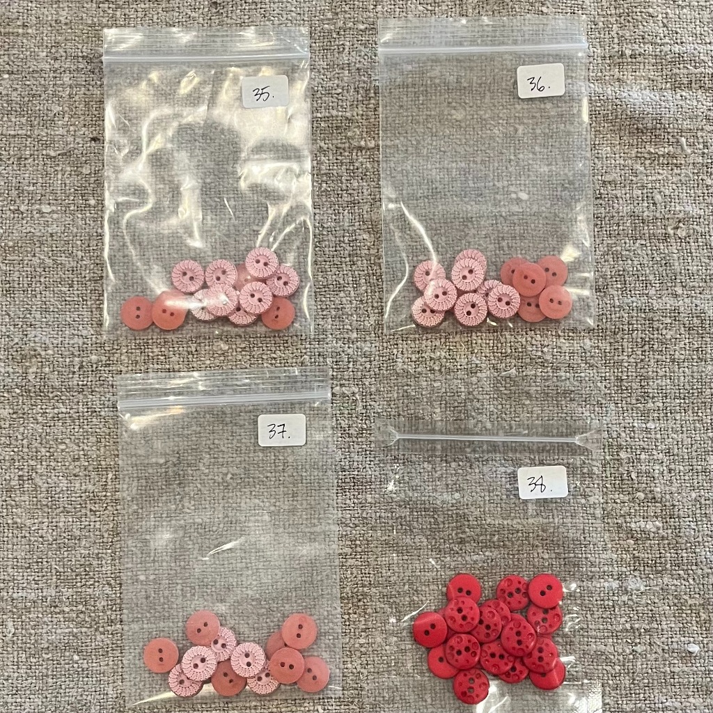 KNAPPÅSE ROSA/RÖD