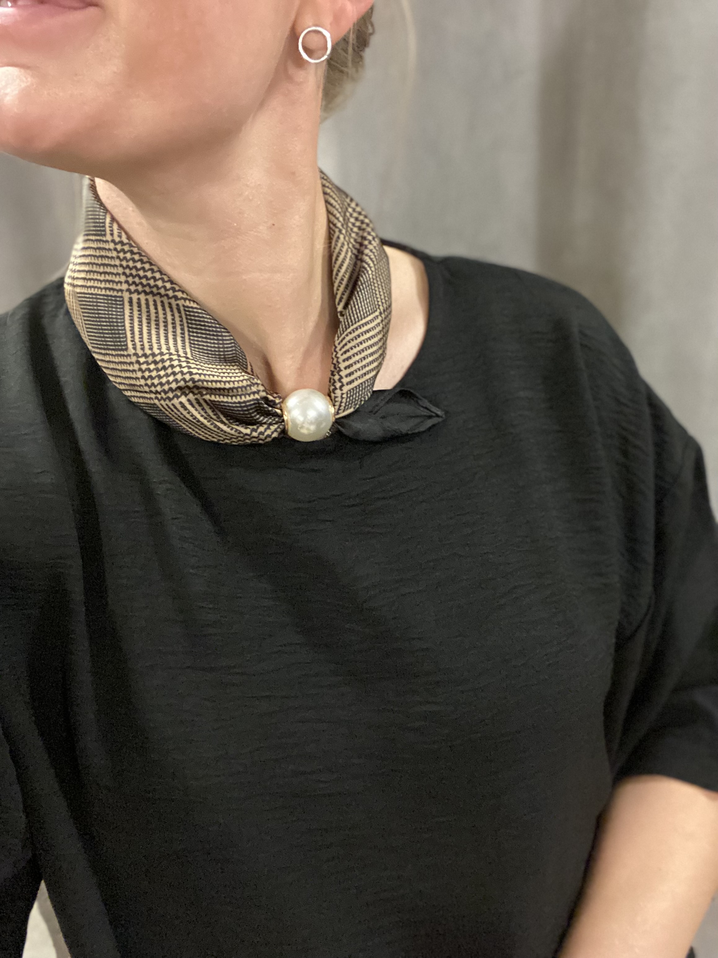 Brunrutig scarf med magnet