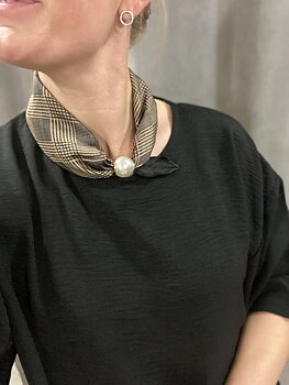 Brunrutig scarf med magnet