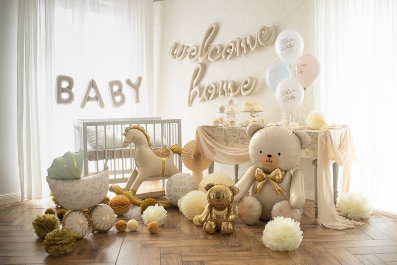 Guldig nalleballong med babyshower dekorationer