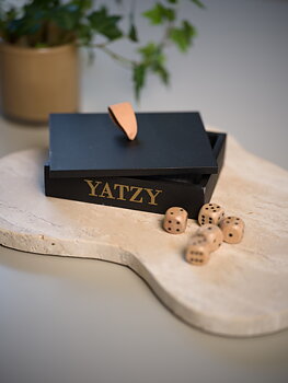 Trälåda svart ”Yatzy” inkl. block och tärningar  – Different Design